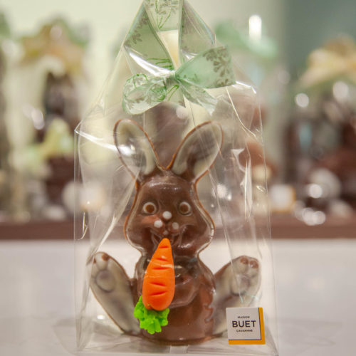 petit lapin de pâques de la Maison BUET avec sa carotte en massepain